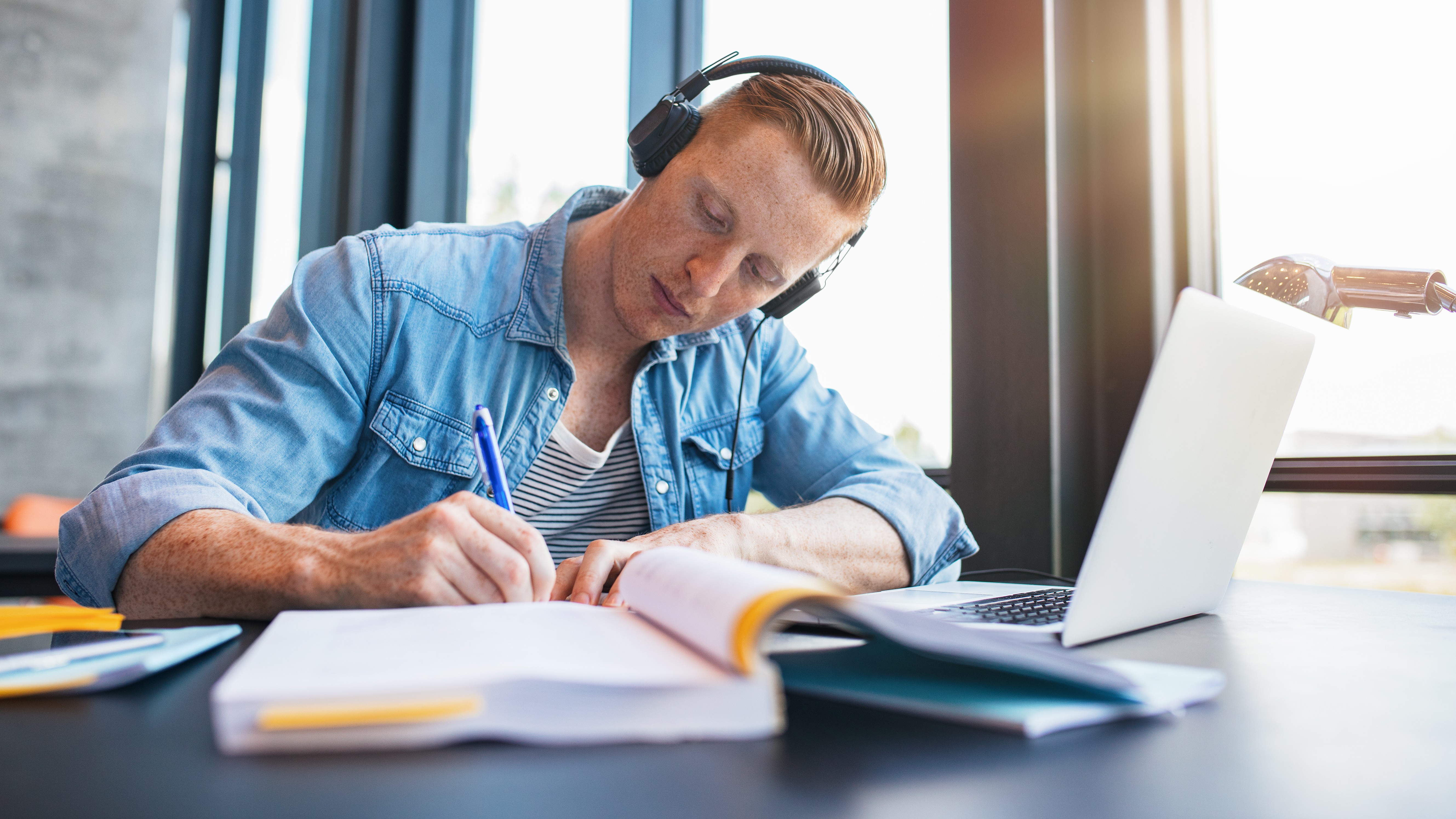 Latihan Listening TOEFL: Cara Cepat Memahami Percakapan Native Speaker