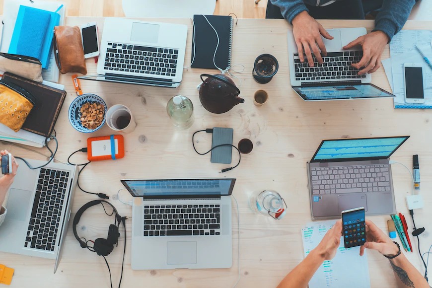 Kolaborasi vs Solo: Mana yang Lebih Efektif dalam Bisnis Jasa Digital?