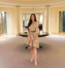 Artis Idola Para Netizen, Aura Kasih Menampilkan Penampilan Anggun dengan Dress Batik dan Ikat Pinggang Branded