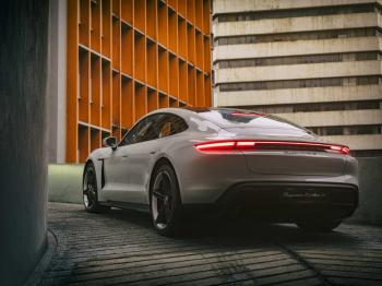 Transformasi Digital dan Integrasi Sistem Kecerdasan Buatan dalam Proses Pemantauan Kualiti Pembuatan Kereta Porsche Moden